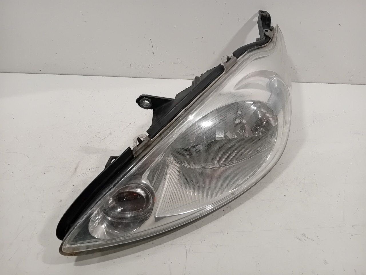 Koplamp links Ford Ka, Auto-onderdelen, Onderdelen@venauto.nl, Van der Ven Autorecycling B.V., Gebruikt, Ettenseweg 76, 4706 PB Roosendaal, The Netherlands