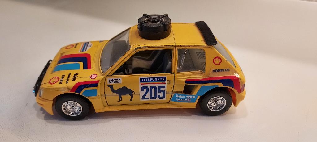 uitverkoop oude speelgoedauto Peugeot 205 turbo, nu 12 euro, Envoi