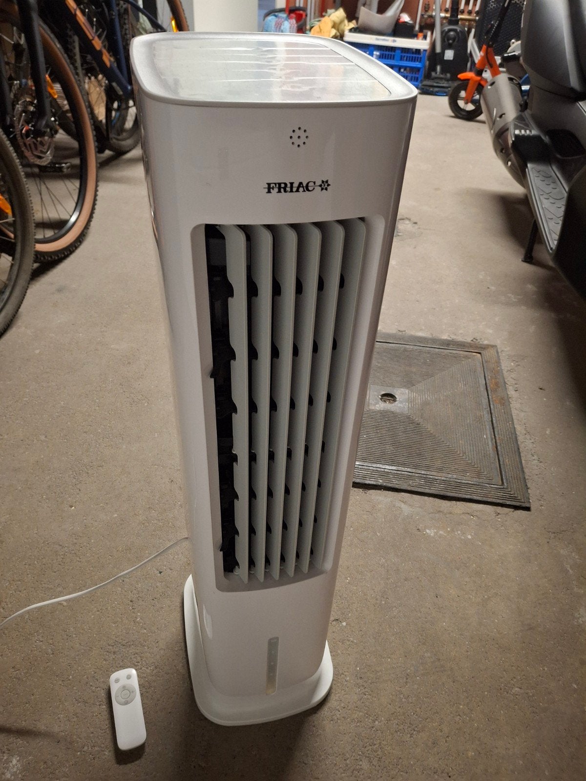 airco,air conditions avec télécommande.tour avec bac à eau, Enlèvement, Télécommande