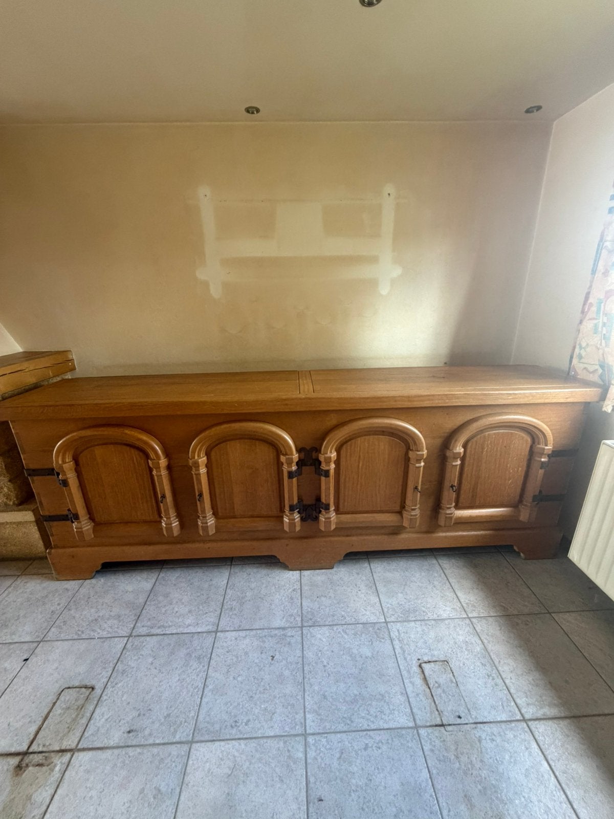 Massief dressoir met ketting, Huis en Inrichting, Ophalen, Zo goed als nieuw