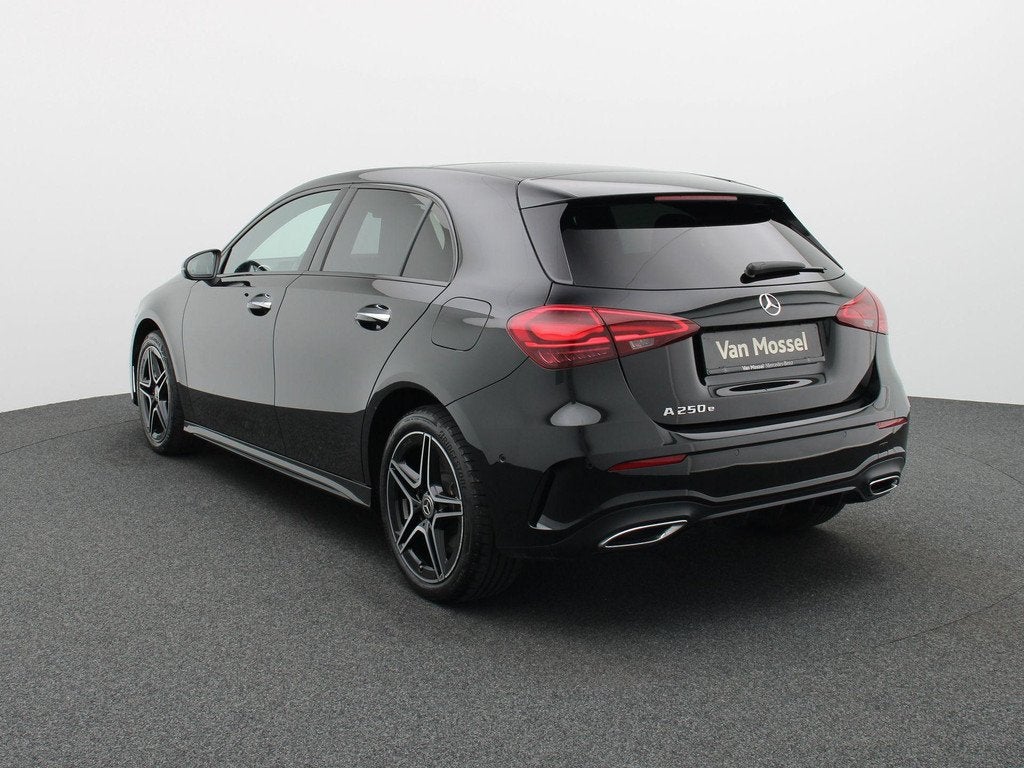 Mercedes-Benz A 250 e AMG Line + PANORAMISCH DAK + CARPLAY +, Auto's, Stof, Zwart, 4 cilinders, 16 kWh