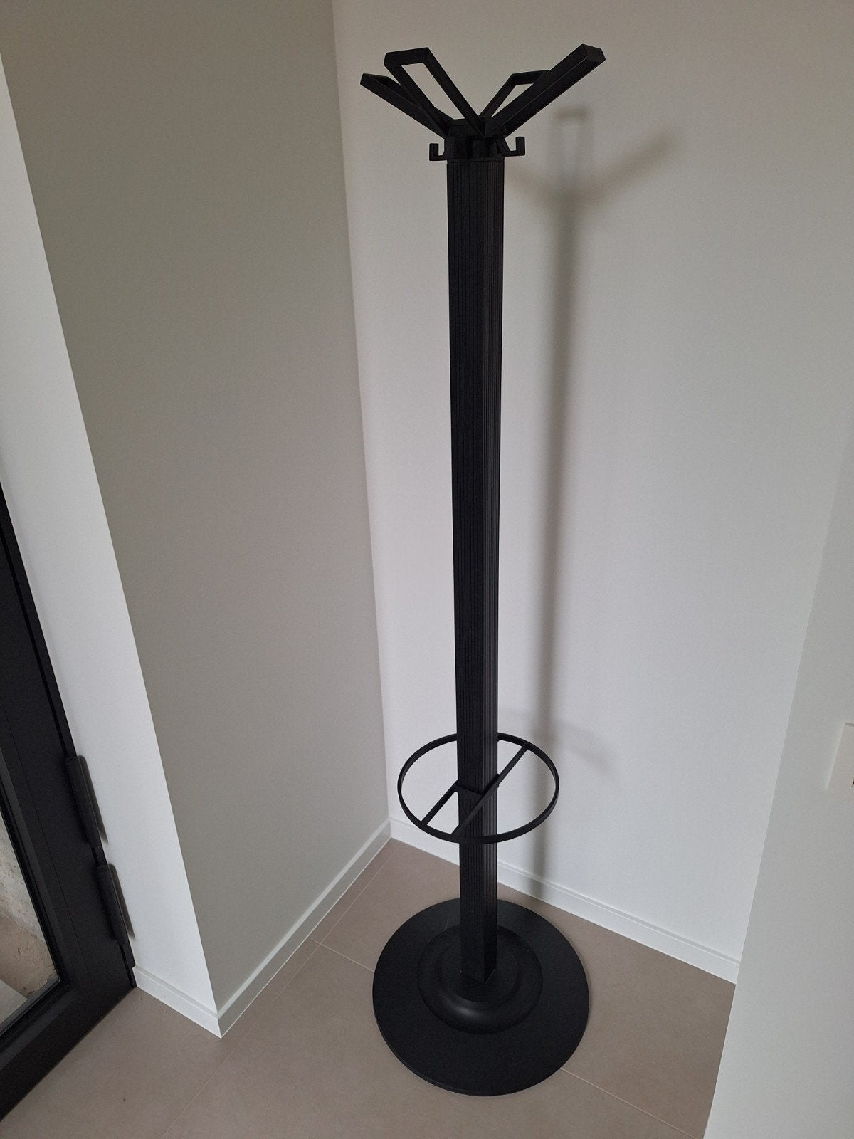 Design zwarte staande kapstok, Huis en Inrichting, Woonaccessoires | Kapstokken, Ophalen, Staande kapstok