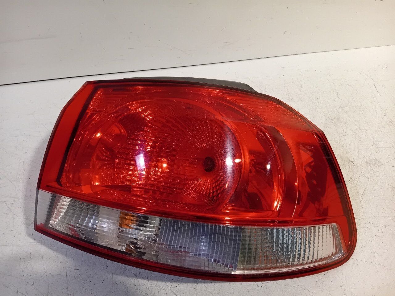 Achterlicht carrosserie rechts Volkswagen Golf, Onderdelen@venauto.nl, Van der Ven Autorecycling B.V., Gebruikt, Ettenseweg 76, 4706 PB Roosendaal, The Netherlands