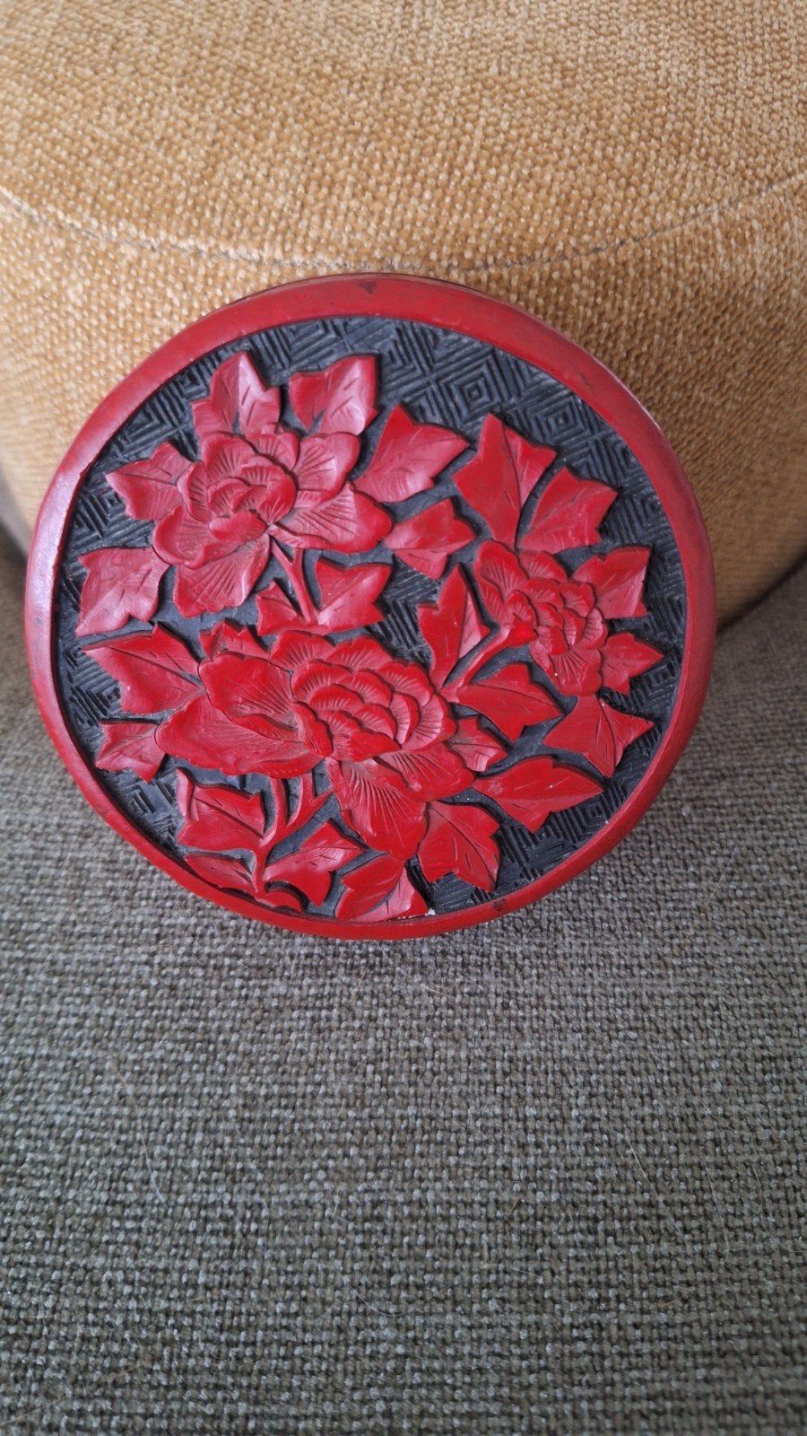 Boîte  chinoise en laque de cinabre, Enlèvement