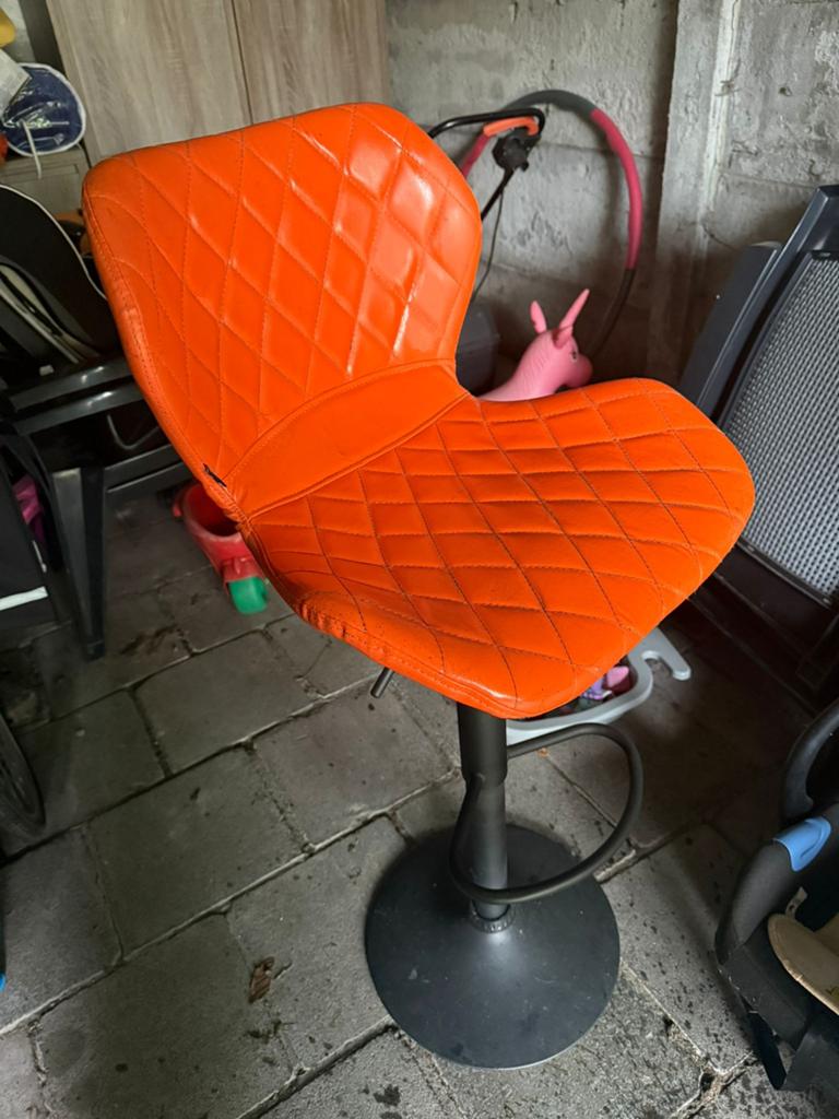 Oranje barstoel, Ophalen, Gebruikt