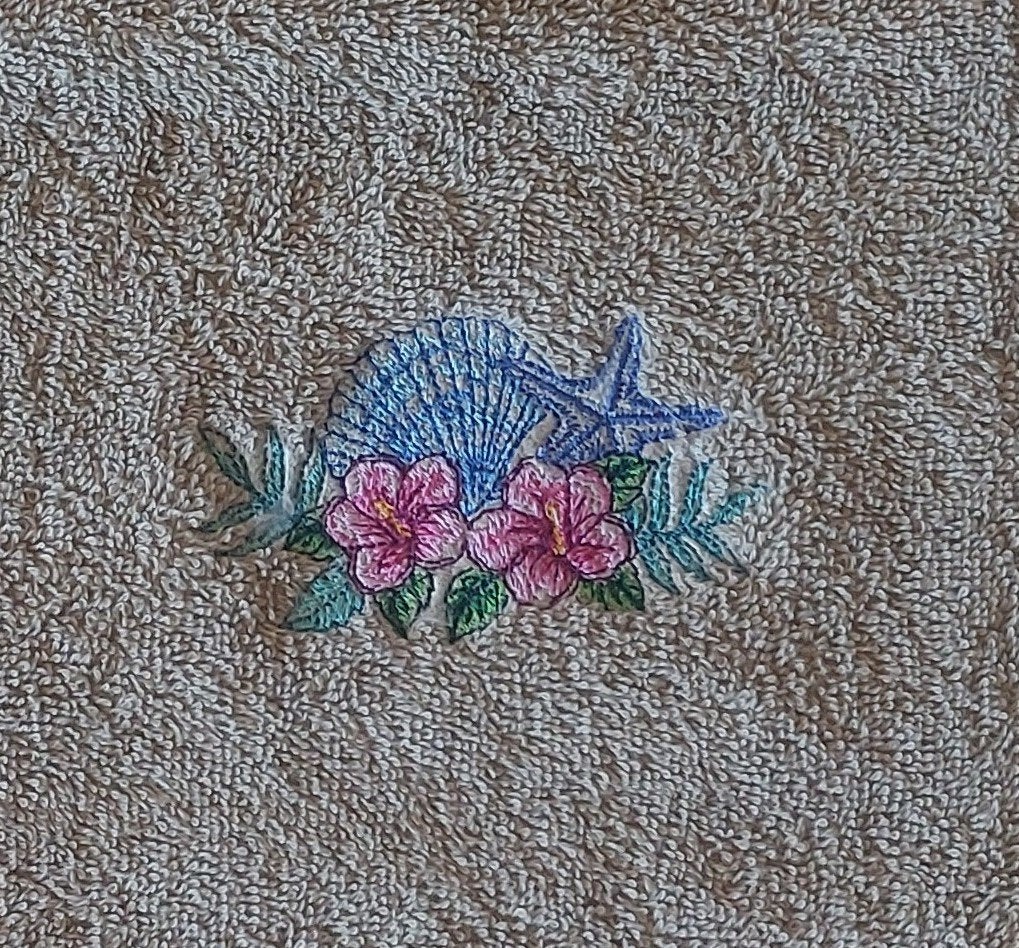Serviette invité taupe avec un coquillage brodé, Maison & Meubles, Neuf, Autres marques, Enlèvement ou Envoi, Beige