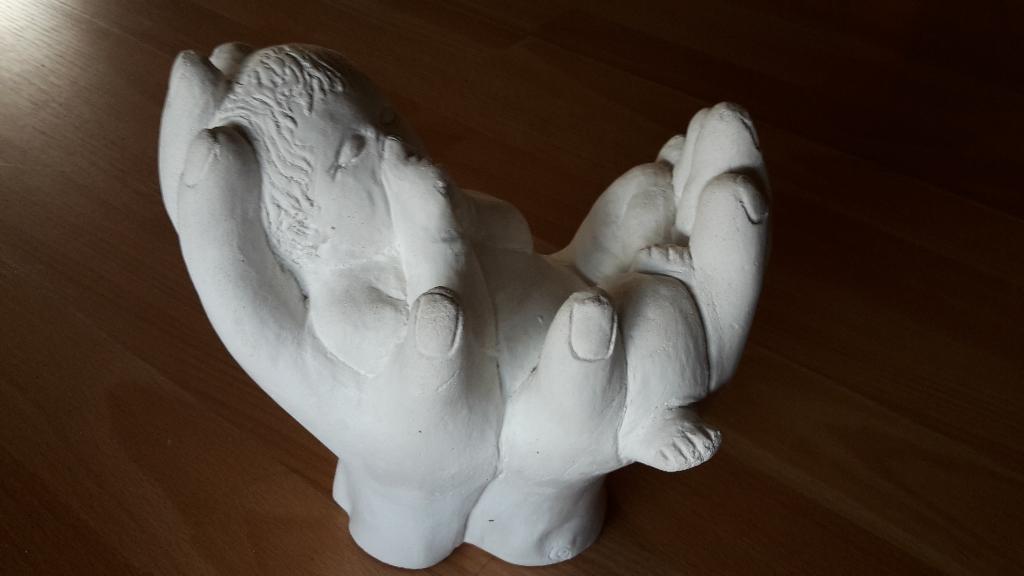 beeld  baby gedragen op handen, Gips, Ophalen of Verzenden, 20 - 50 cm, Wit