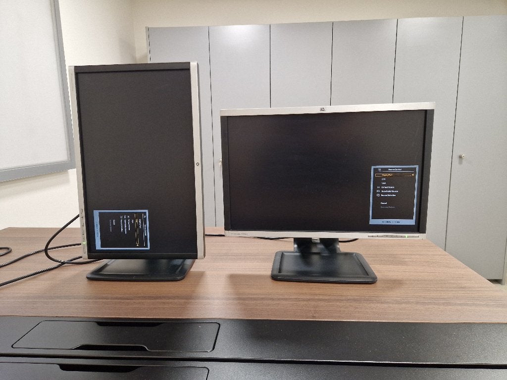 Lot 2 moniteurs Écrans PC 22" HP LA2205wg avec hub 2 x USB, Autres résolutions, 5 ms ou plus, Enlèvement, Réglable en hauteur