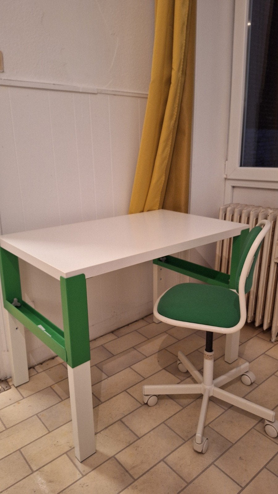 Bureau enfant réglable en hauteur avec chaise sur roulettes, Enlèvement