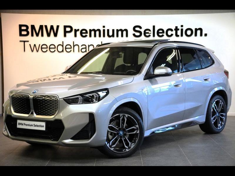 BMW iX1 M PACK PANORAMADAKHARMANKARDON DRIVE ASSIST PLUS 360, Auto's, Zwart, Overige kleuren, https://public.car-pass.be/vhr/abef8c22-fba5-472b-83ca-eb598827128e