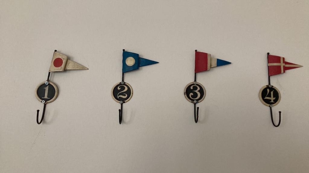 4 genummerde kapstokhaken met vlag., Huis en Inrichting, Ophalen, Gebruikt