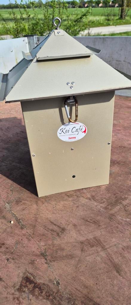 Koi café  voederautomaat., Ophalen