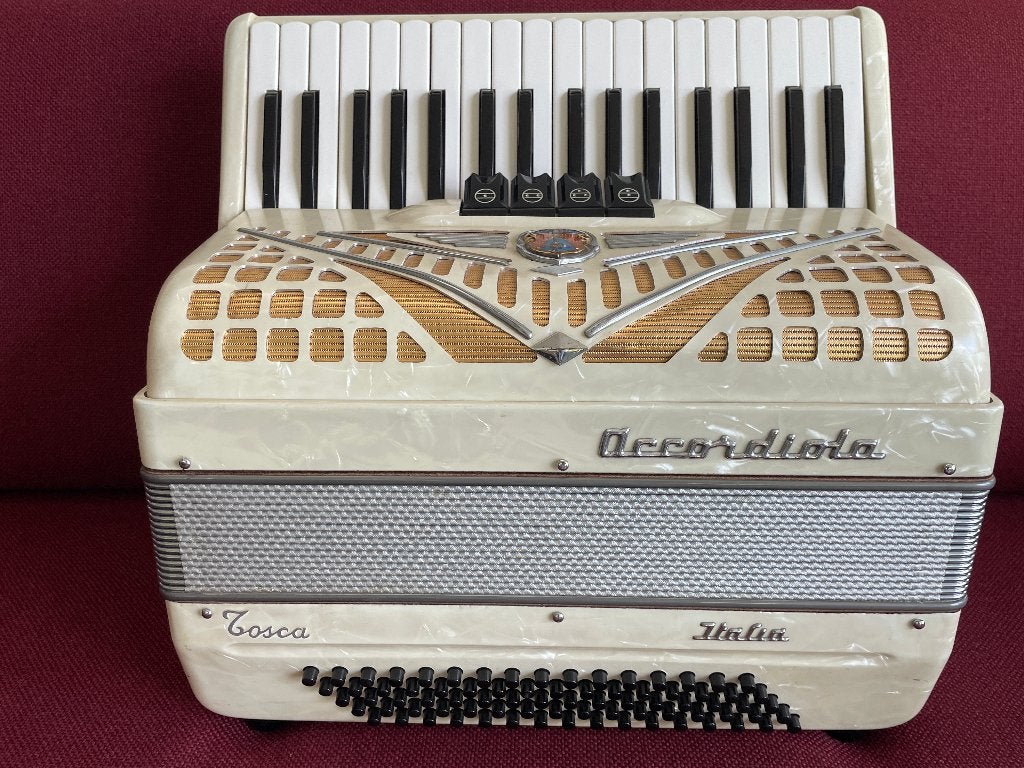 Kleine italiaanse Accordiola Tosca accordeon .80 bas .Mooi ., Gebruikt, 80-bas, Met koffer, Accordiola