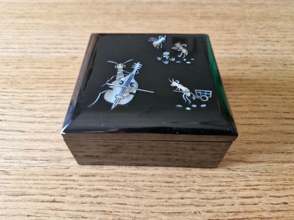 Zwart gelakt doosje met parelmoer ingelegd, Ophalen of Verzenden