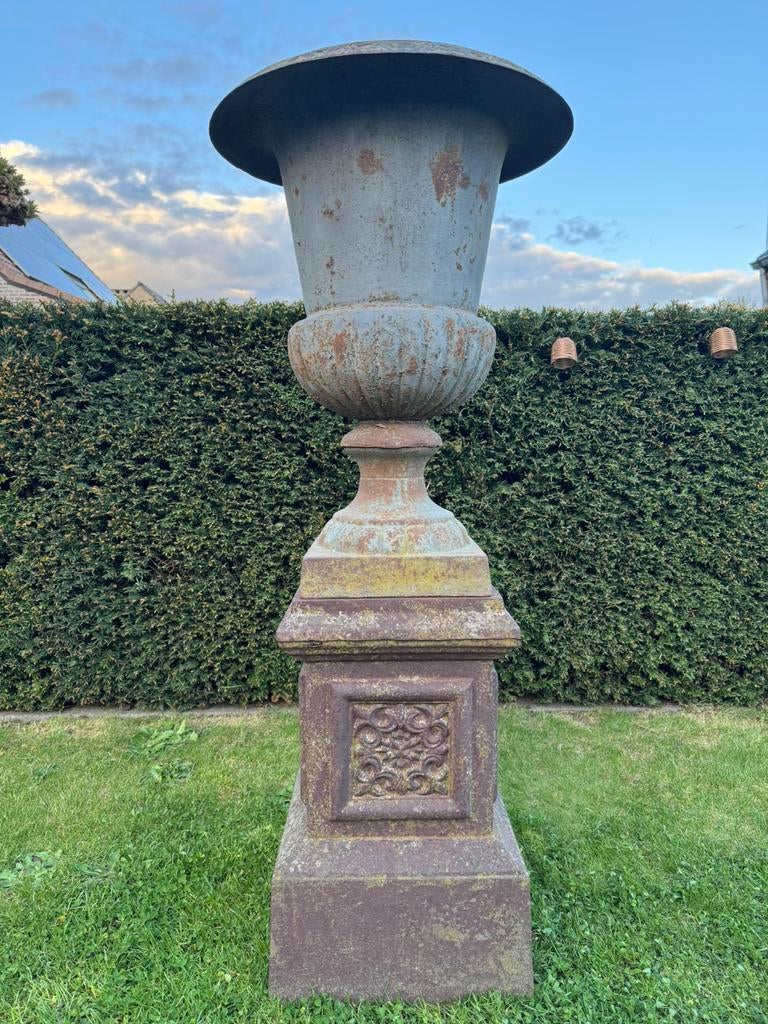 Gietijzeren versailles vaas op sokkel, Tuin en Terras, Tuinvazen, Gebruikt, Ophalen