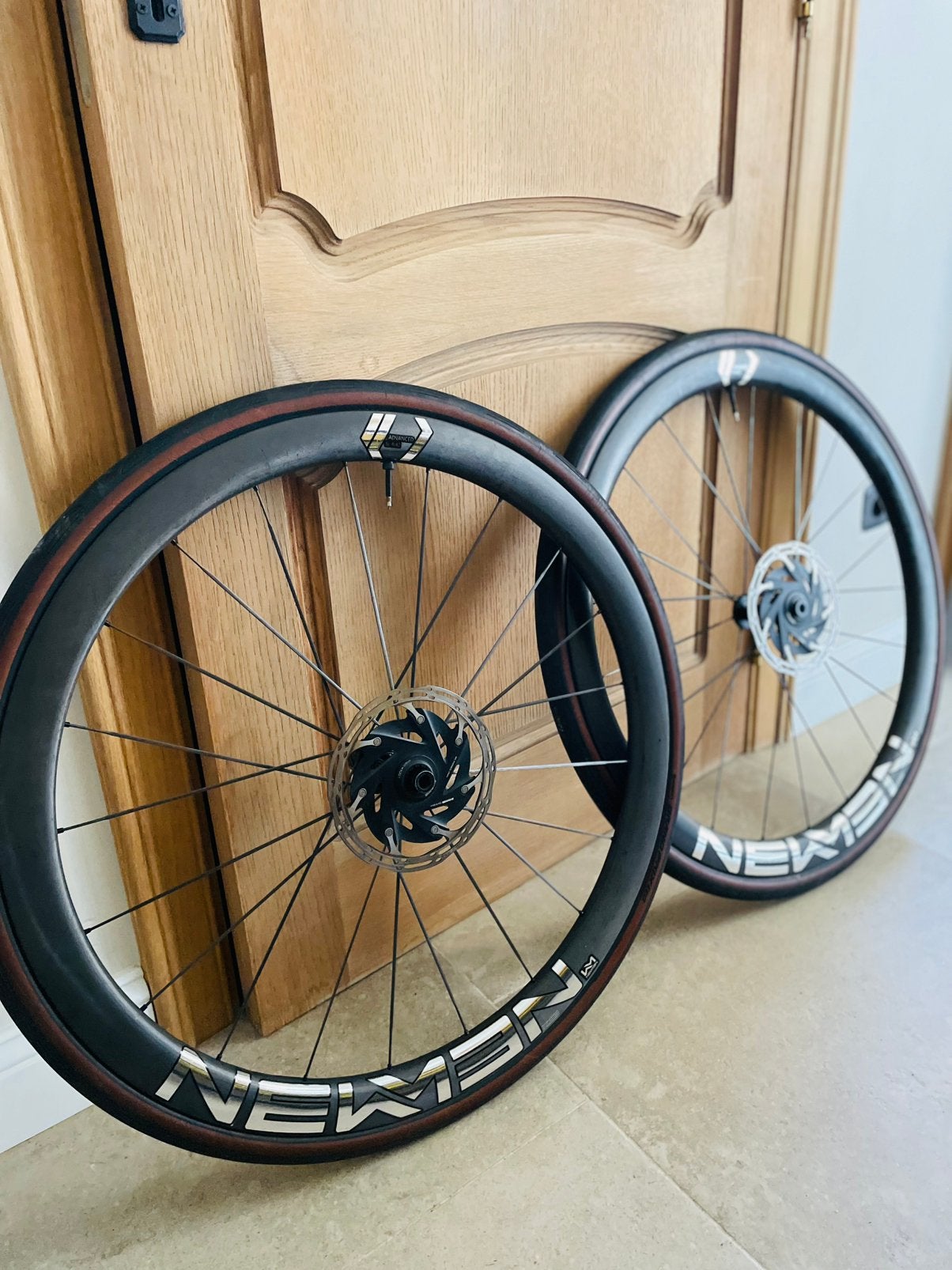 Newmen SL.R42 Vonoa carbon rayons carbon pneus disc, Vélos & Vélomoteurs, Vélos Pièces, Comme neuf, Newmen, Carbone, Roue