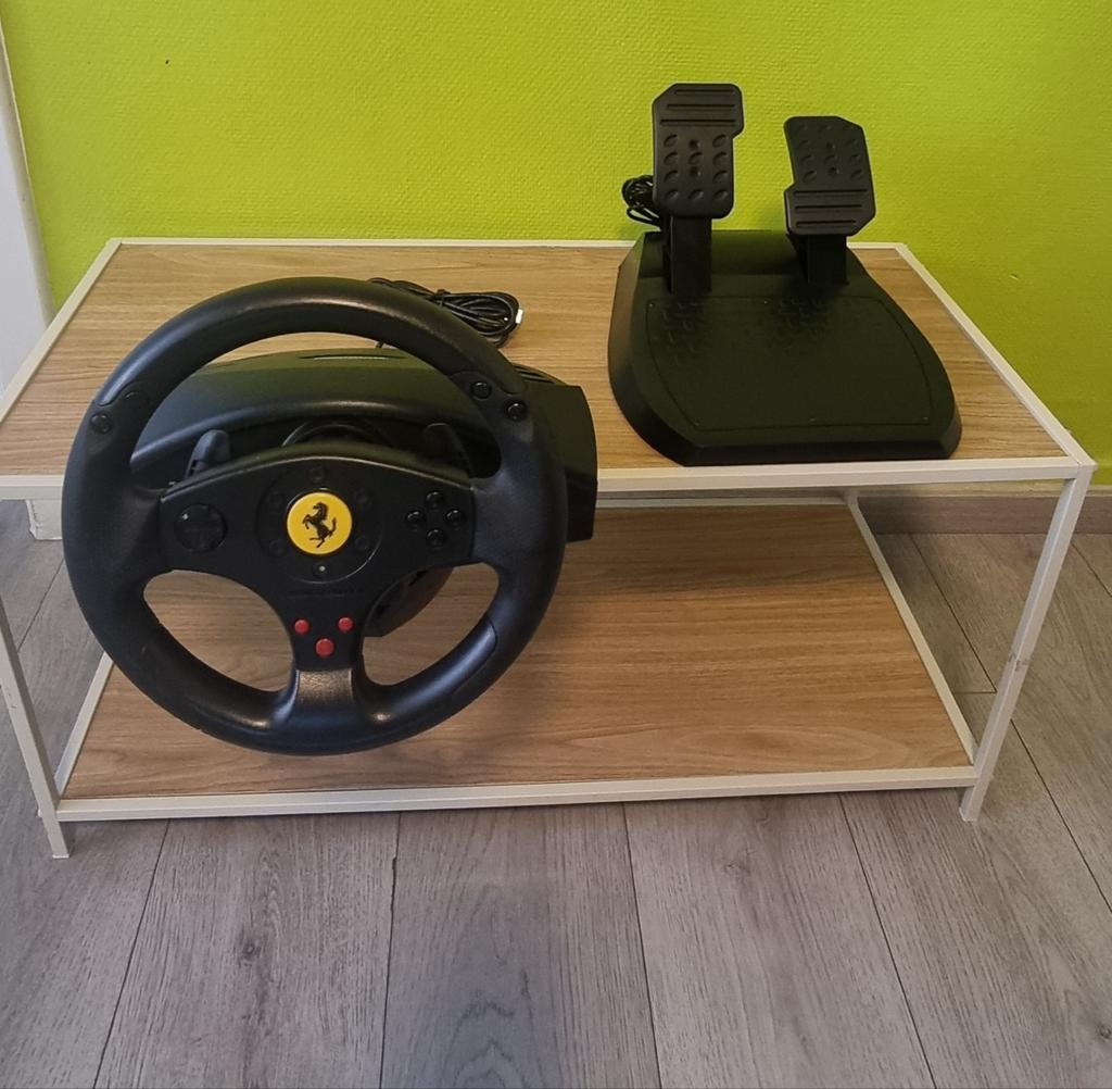 Thrustmaster Ferrari racestuur + pedalen (PC/PS3), Games en Spelcomputers, Spelcomputers | Sony Consoles | Accessoires, Zo goed als nieuw