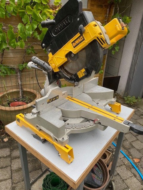 Verstek/afkortzaag DeWalt, Ophalen, Gebruikt, 70 mm of meer, 600 tot 1200 watt