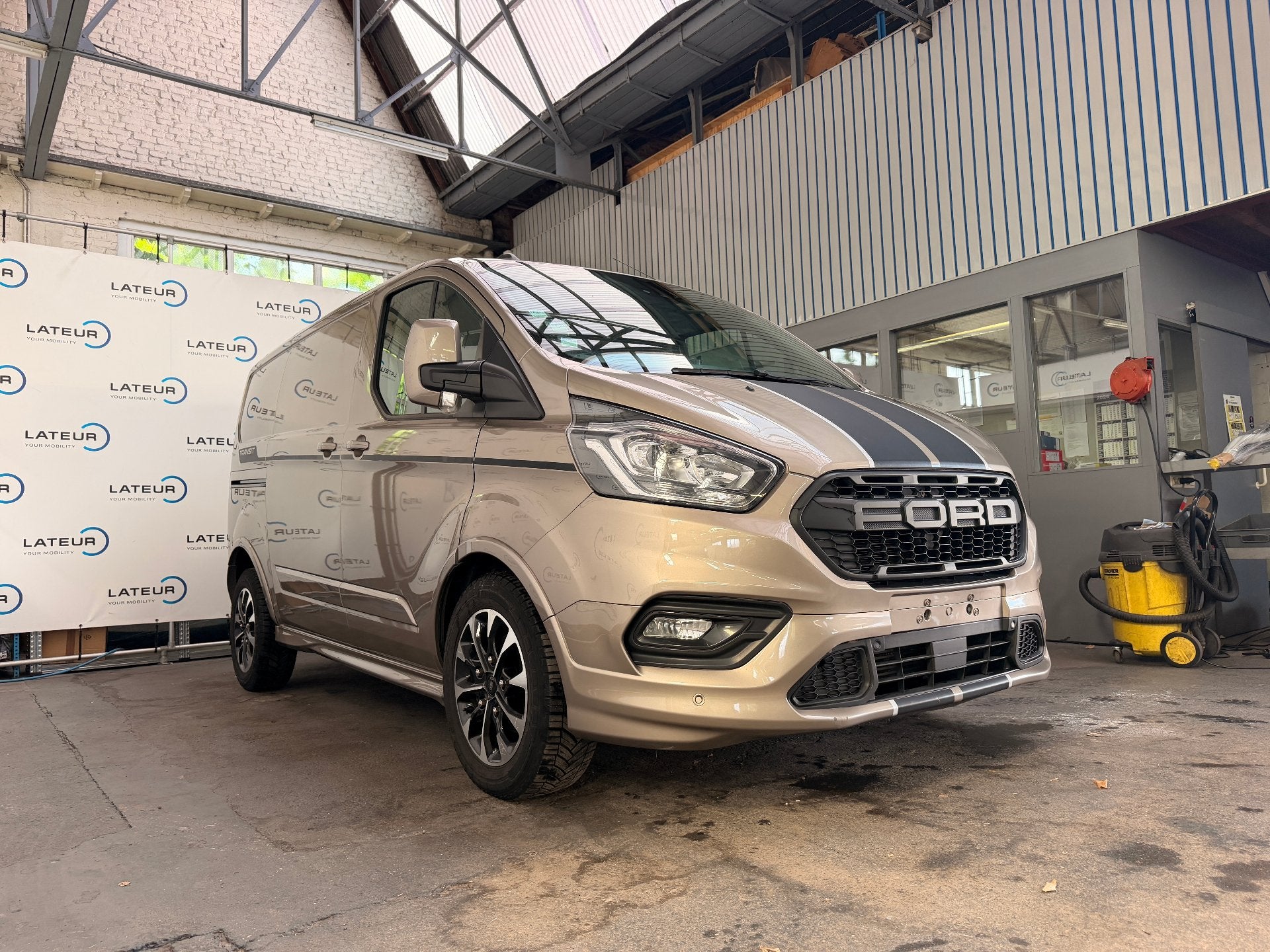 Ford Transit Custom 320S Gesloten bestelwagen L1 Sport A6 2., Autos, Achat, Carnet d'entretien, Autres couleurs, Diesel