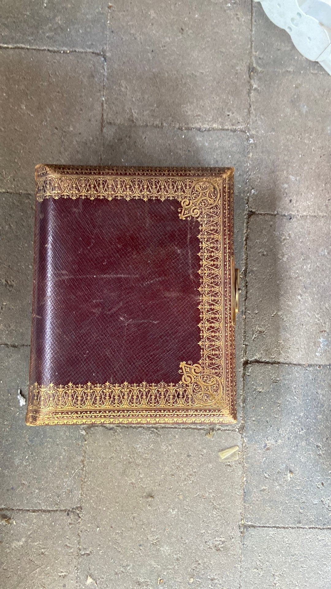 Ancien album, Enlèvement