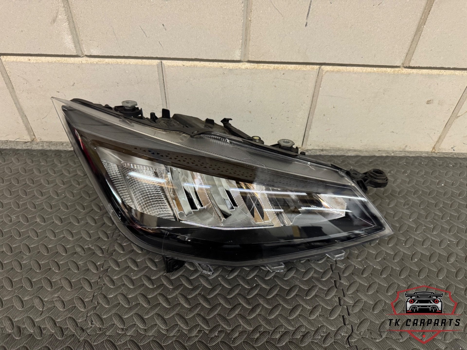Phares LED pour Seat Ibiza 6F / Arona facelift 6F1941006E, Autovia A-2, Km 585 585
08760  Martorell, ES, SEAT S.A., Utilisé, Customercare@seat.es