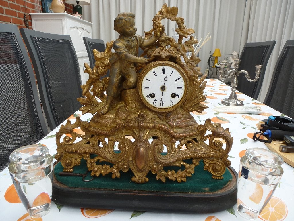 Ancienne pendule en régul doré, Enlèvement