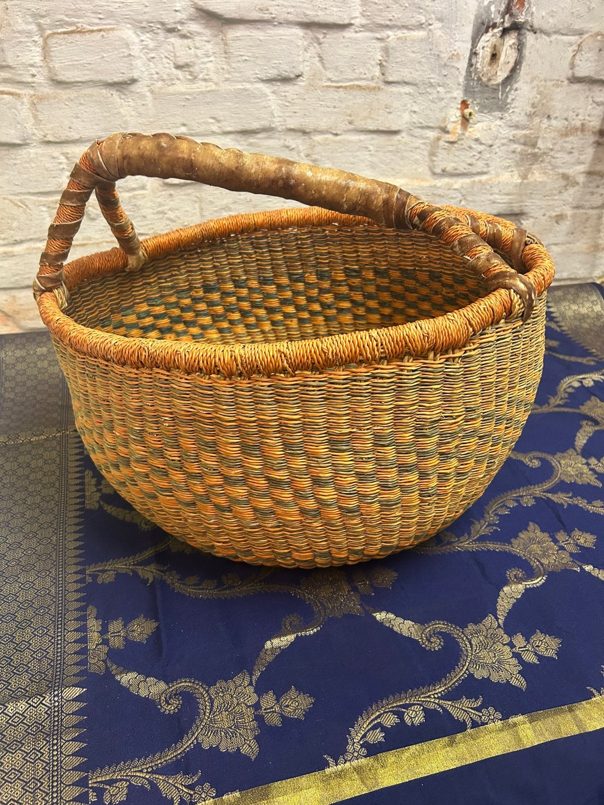 Grand panier artisanal tressé vintage – fibres naturelles, Enlèvement, Comme neuf, Panier, Tressé