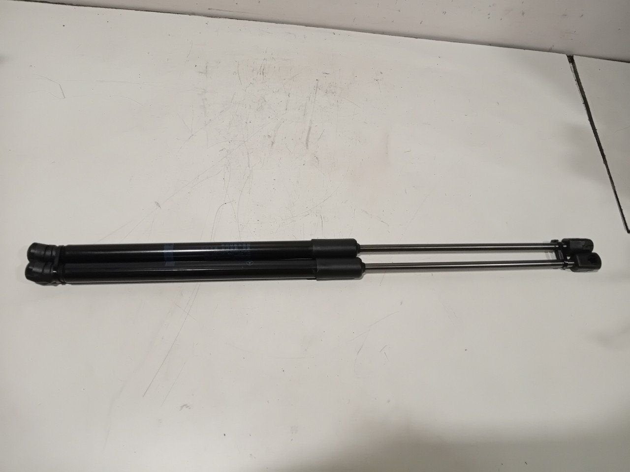 Gasdrukveerset achter Mercedes-Benz C-Klasse, Onderdelen@venauto.nl, Van der Ven Autorecycling B.V., Ettenseweg 76, 4706 PB Roosendaal, The Netherlands