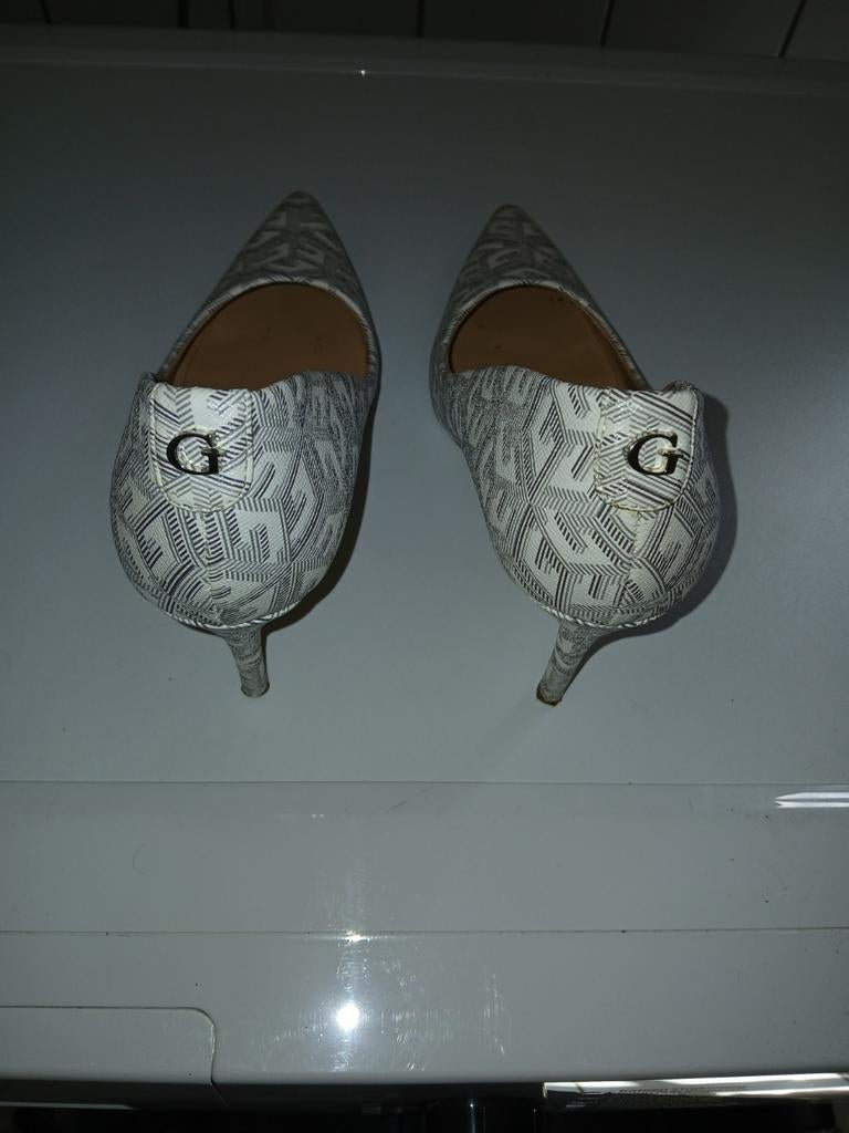 Mooie pumps van guess maat 38 bijna niet gedragen, Ophalen, Pumps