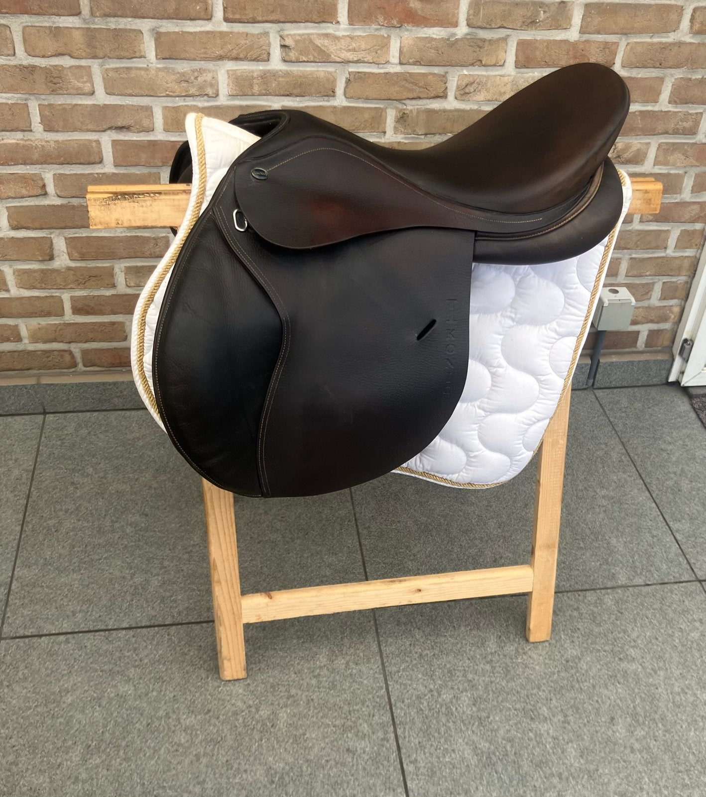 Springzadel Ikonic 17,5 inch, Dieren en Toebehoren, Ophalen of Verzenden, Zo goed als nieuw