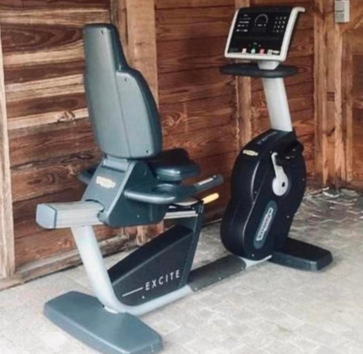 TECHNOGYM EXCITE RECUMBENT BIKE, Sport en Fitness, Ophalen, Zo goed als nieuw
