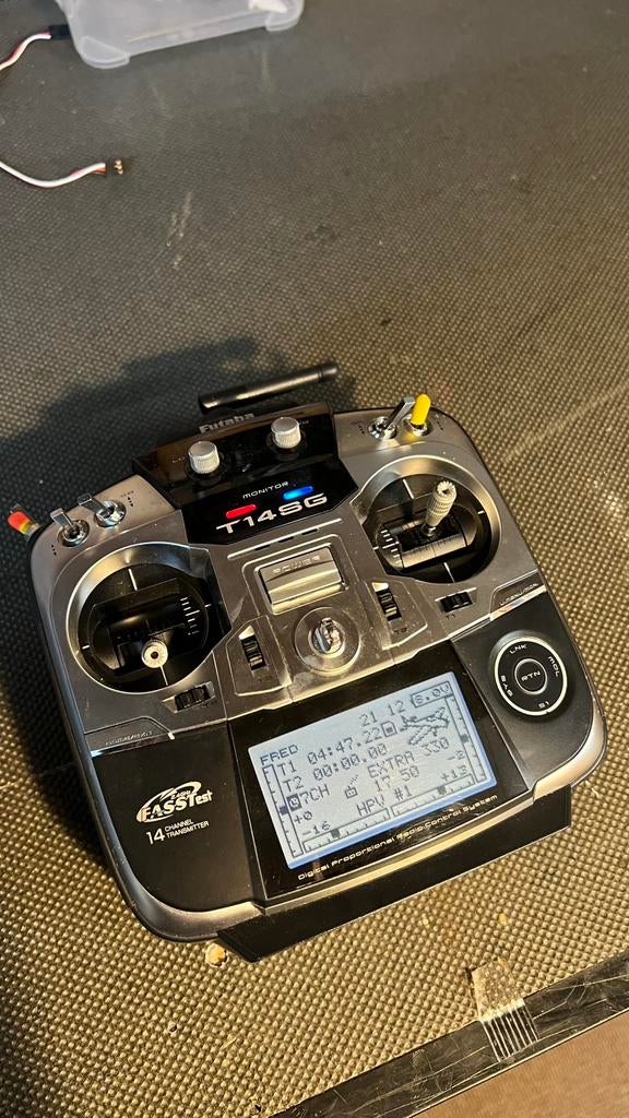 1radio futaba t14sg + 1 t10cg avec 9 récepteurs, Enlèvement, Utilisé