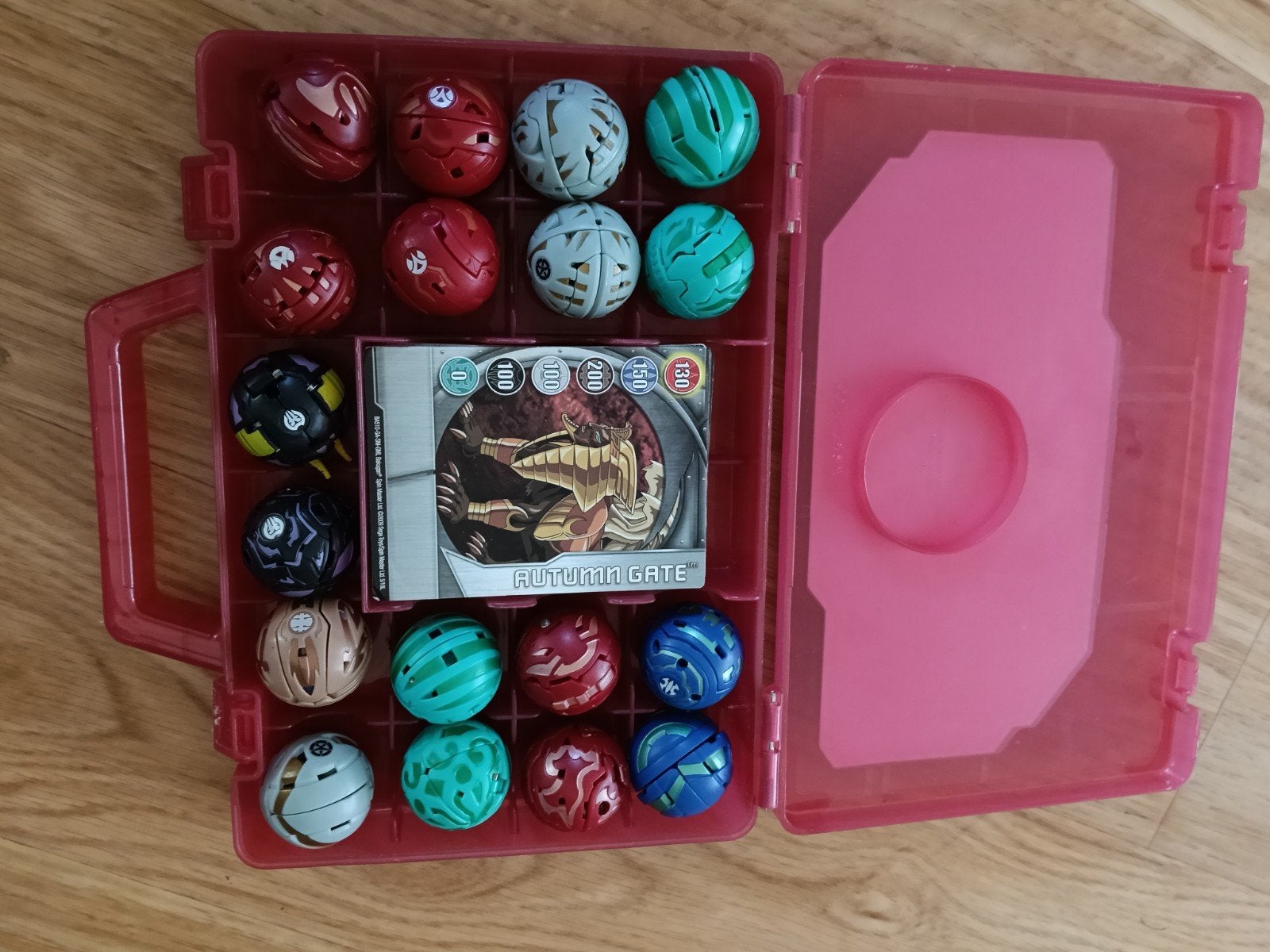 Oudere Bakugan koffertje gevuld, Games en Spelcomputers, Spelcomputers | Nintendo Wii U, Ophalen