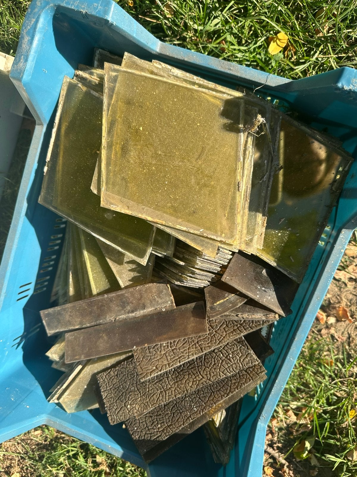 Kistje met veel geel glas uit glas in lood, Ophalen, Gebruikt, Glas, Geel