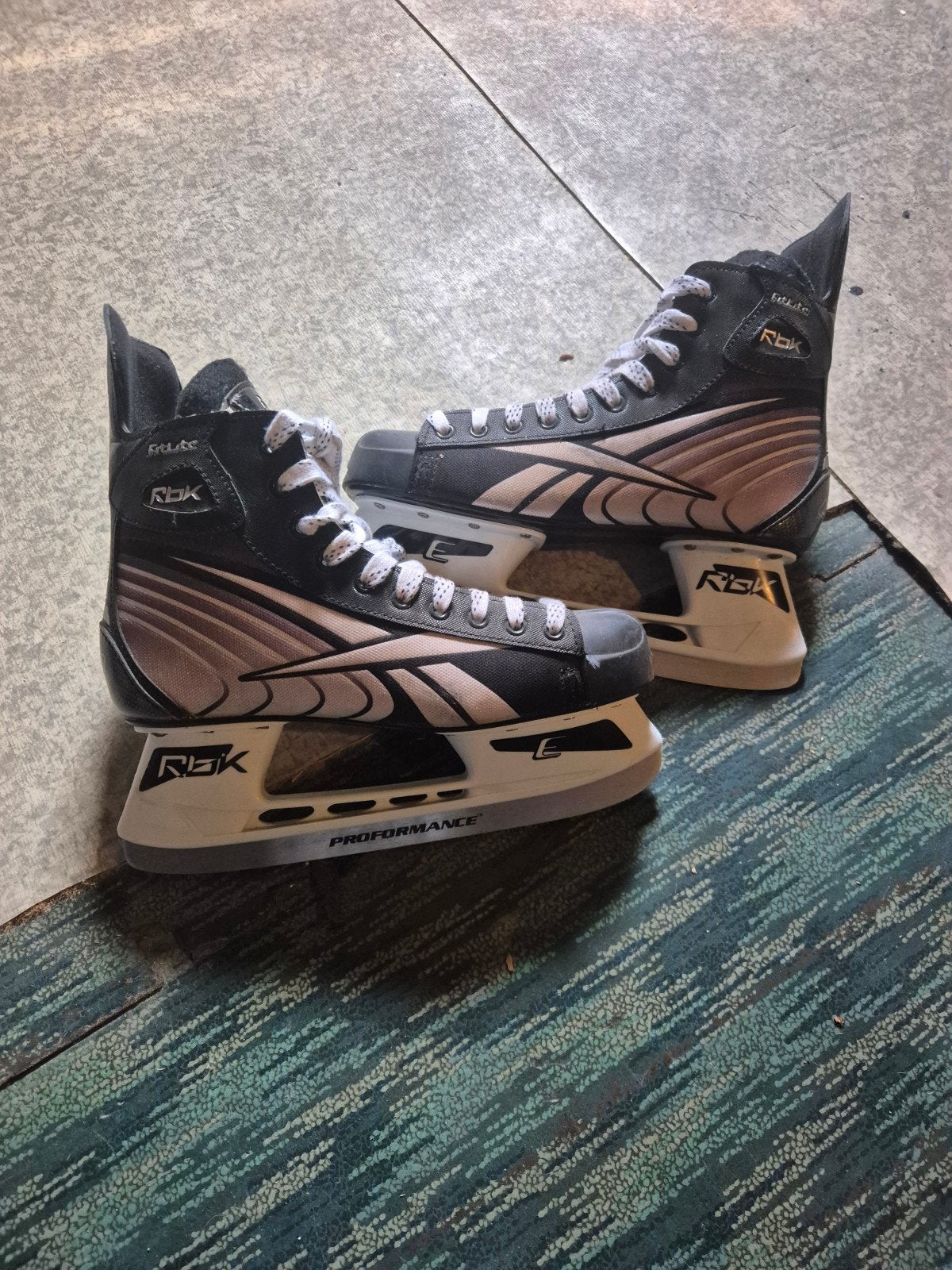 hockeyschaatsen reebok maat 44/45, Sport en Fitness, Zo goed als nieuw, IJshockeyschaatsen, Ophalen, Overige merken