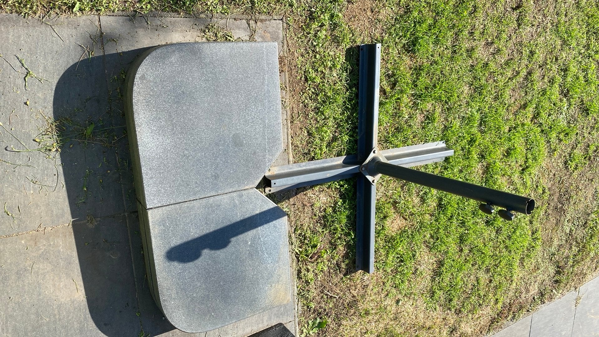 Parasolvoet met 4 stenen, Enlèvement, Base de parasol