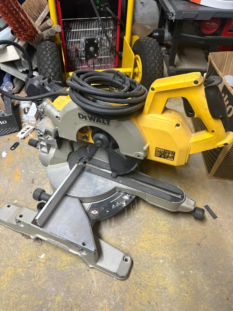 Scie à tronçonner DeWalt, 70 mm ou plus, Enlèvement, Utilisé, 1200 watts ou plus