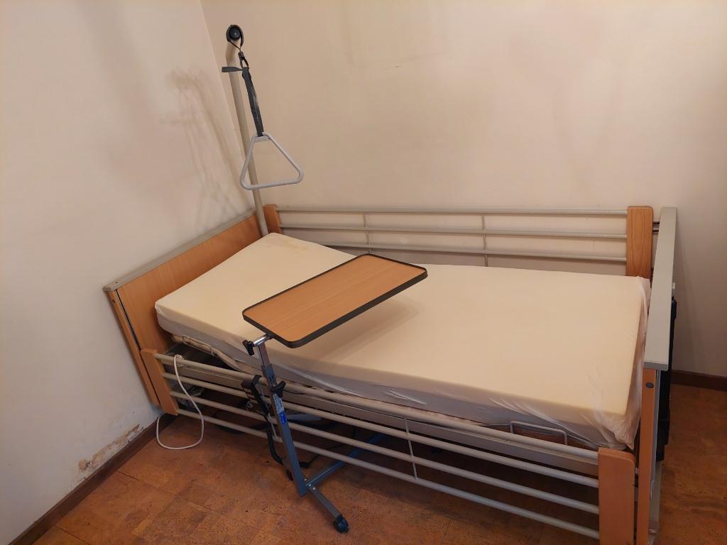 ziekenhuisbed met tafel, Ophalen, Gebruikt