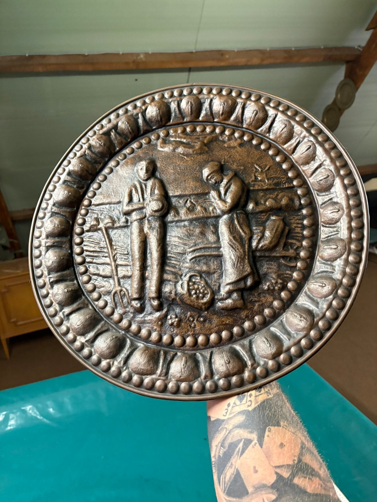 Groot massief koperen wandbord met boerenreliëf – Ø 45 cm, Ophalen, Koper