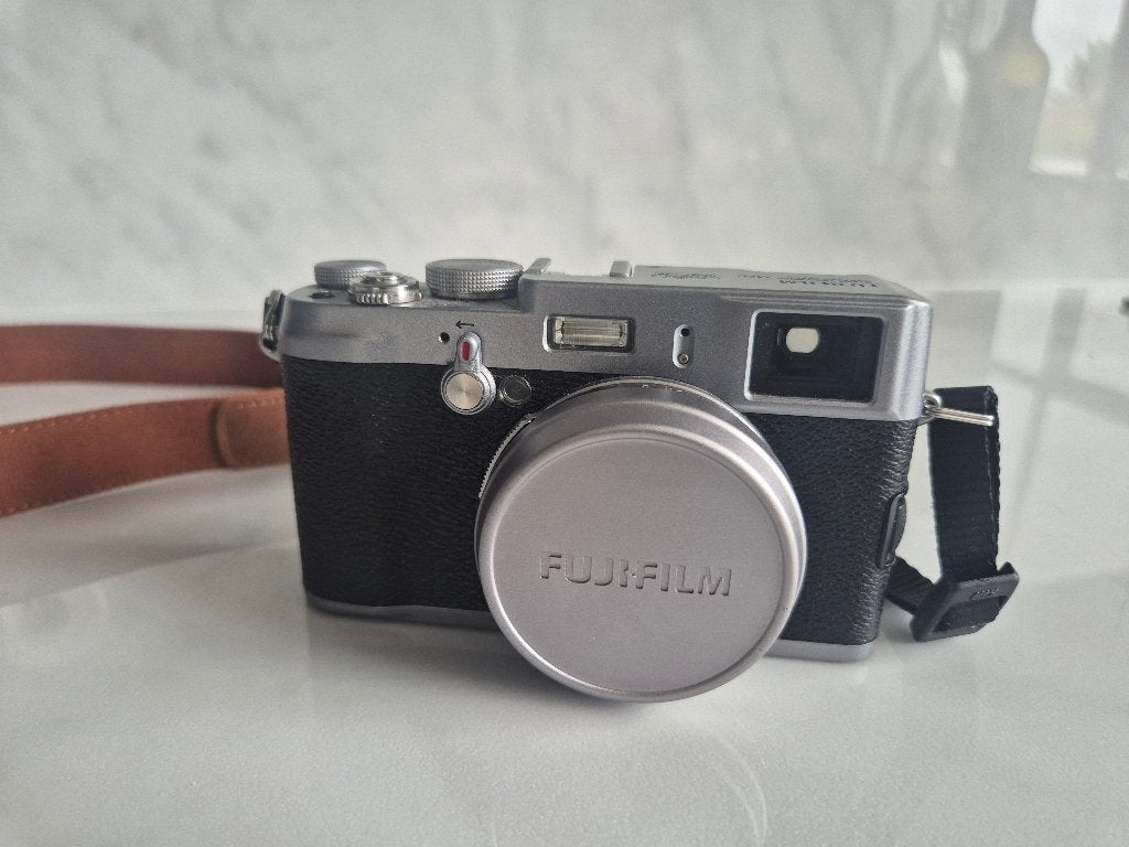 Fuji X100 met 2 batterijen en lader, Ophalen, Gebruikt, Fujifilm, Compactcamera