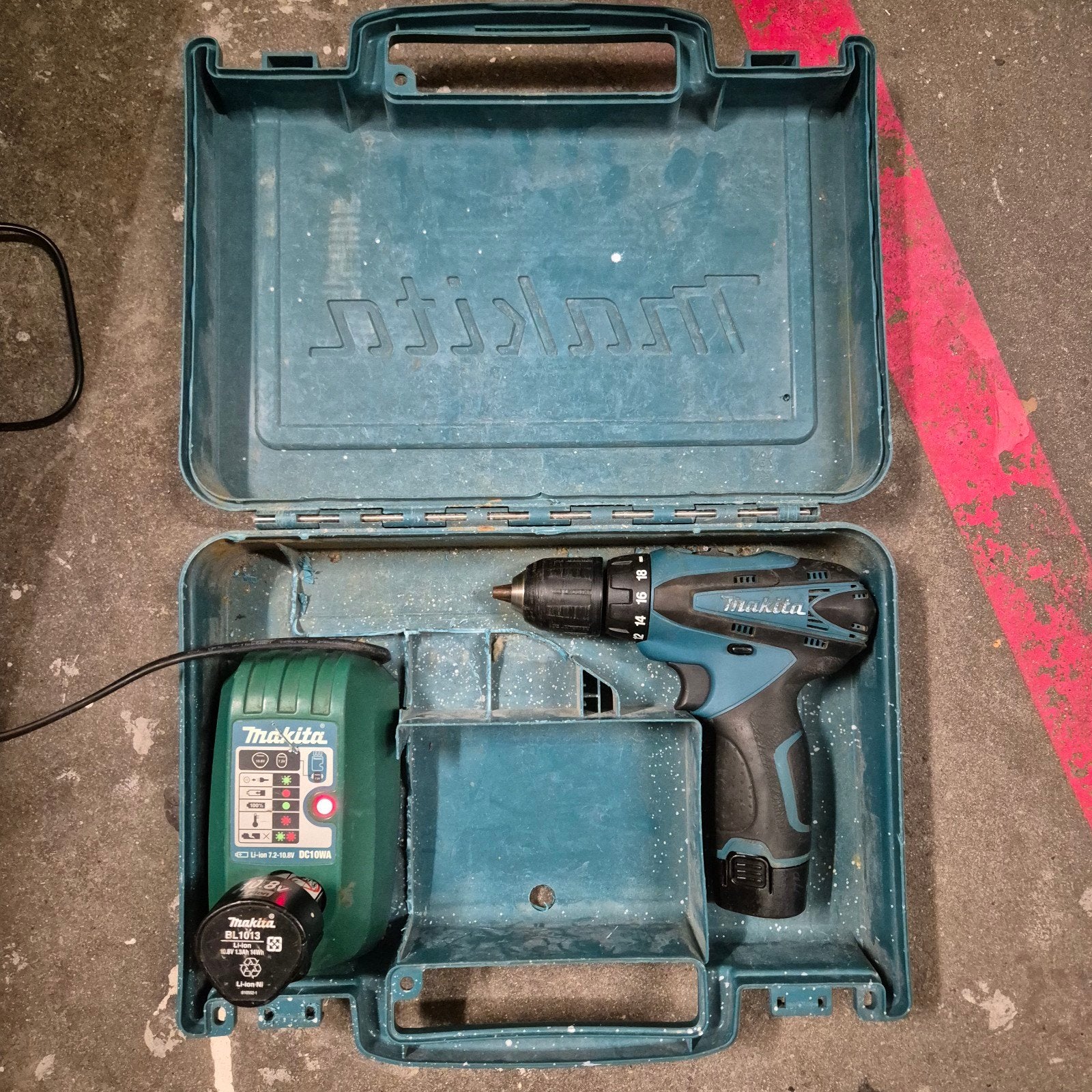 Ensemble complet de perceuse-visseuse sans fil Makita DF330D, Enlèvement ou Envoi, Utilisé, Foreuse et Perceuse, Vitesse variable