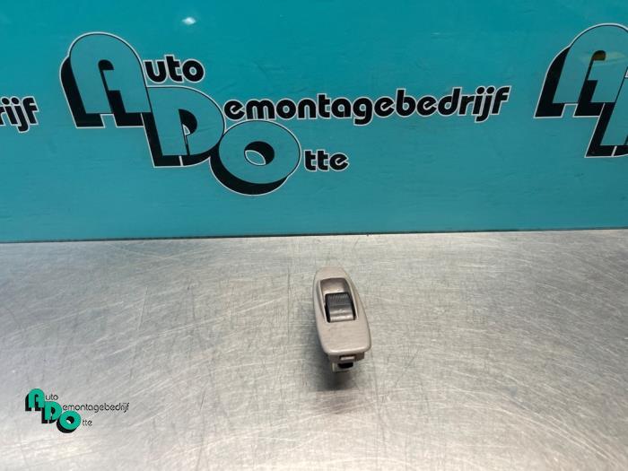 Commutateur vitre électrique d'un Mazda Premacy (Premacy 98, -, 3 mois de garantie, Mazda, Utilisé