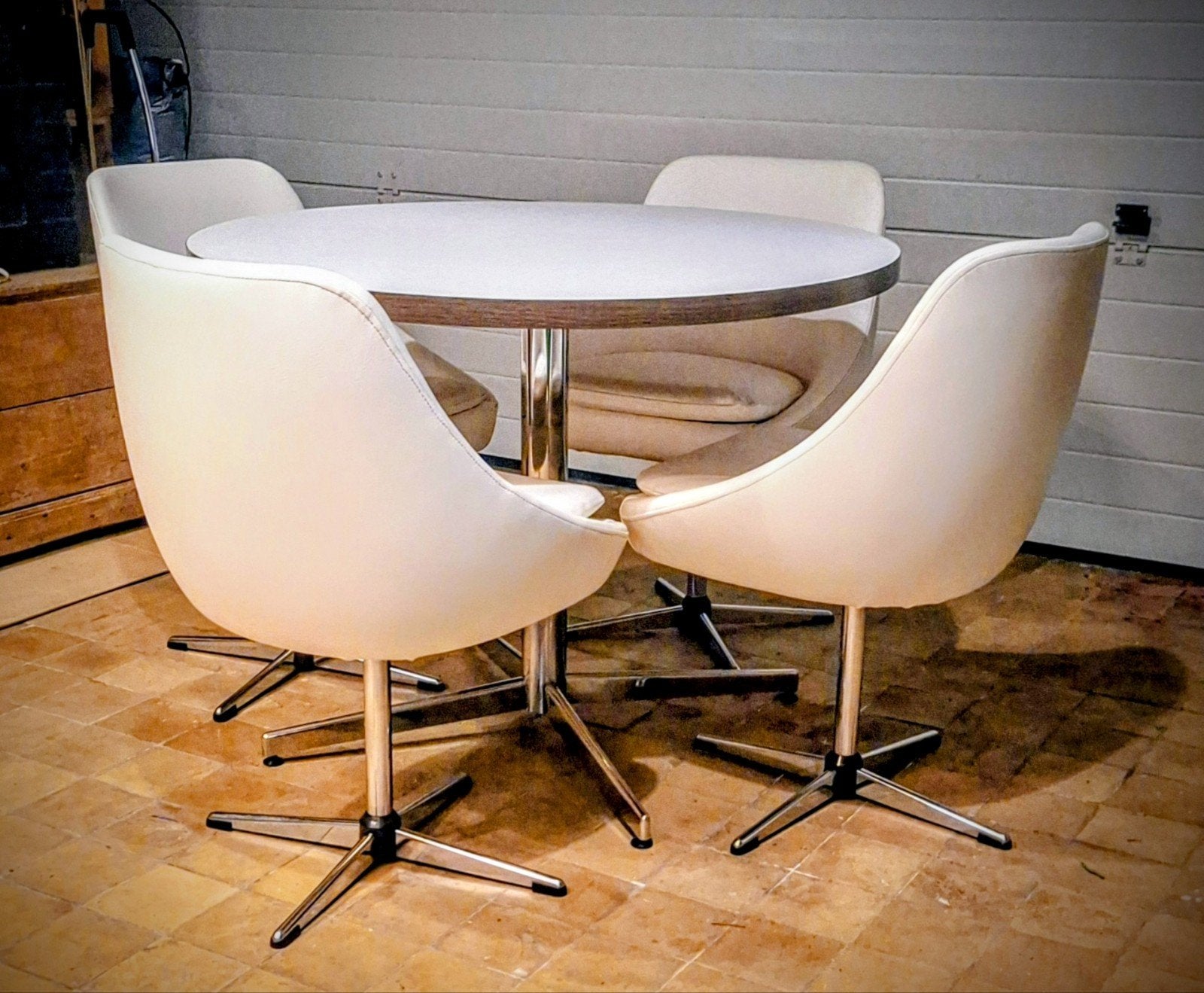 4 space age kuipstoelen met tafel., Enlèvement