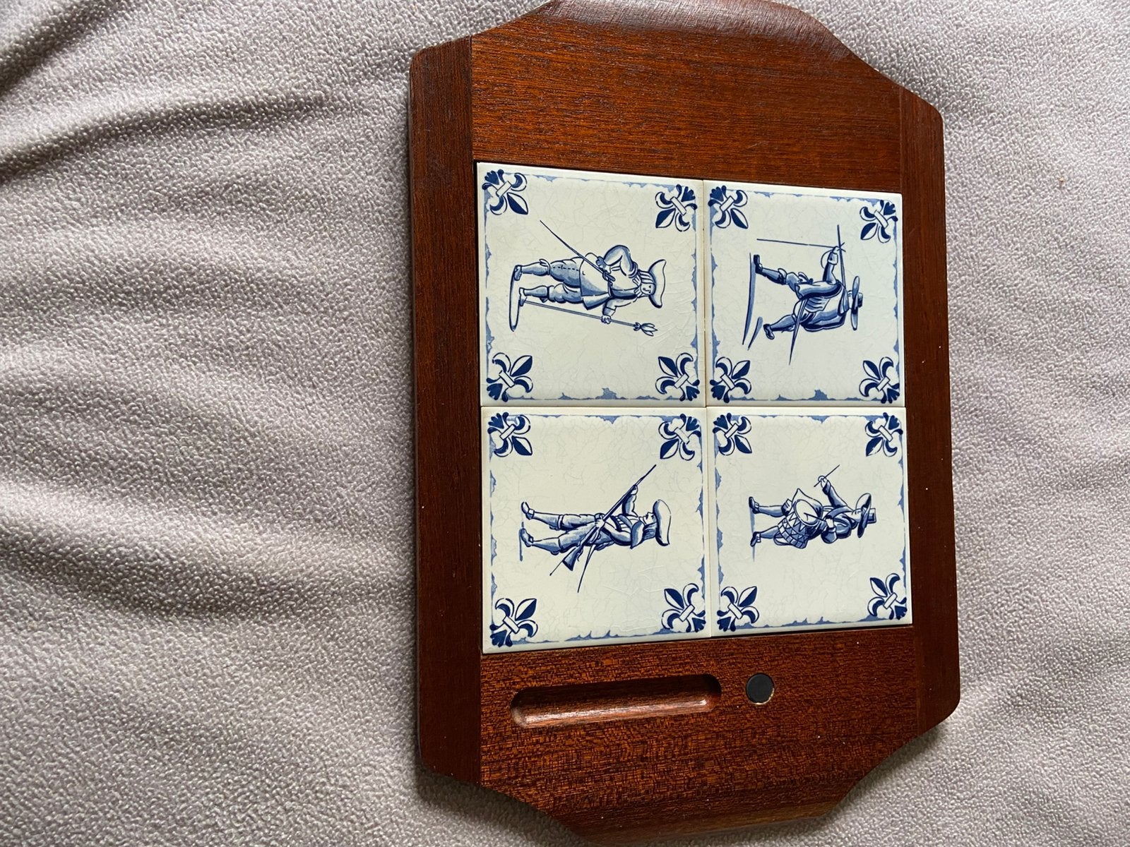 Kaasplank met kaasmessen, Ophalen