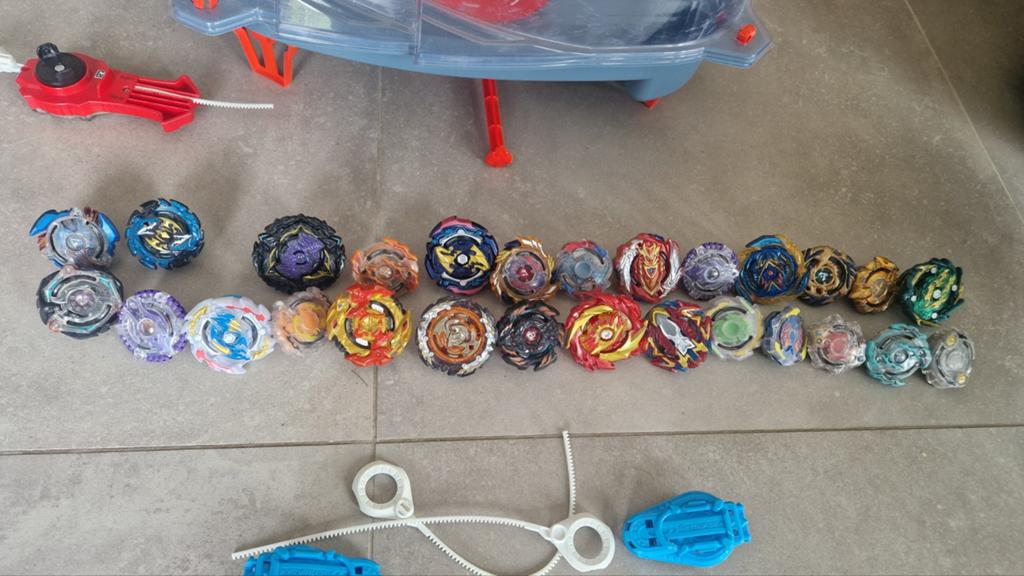 Beyblade Burst grote set: arena + 27 Beyblades + launchers, Enlèvement