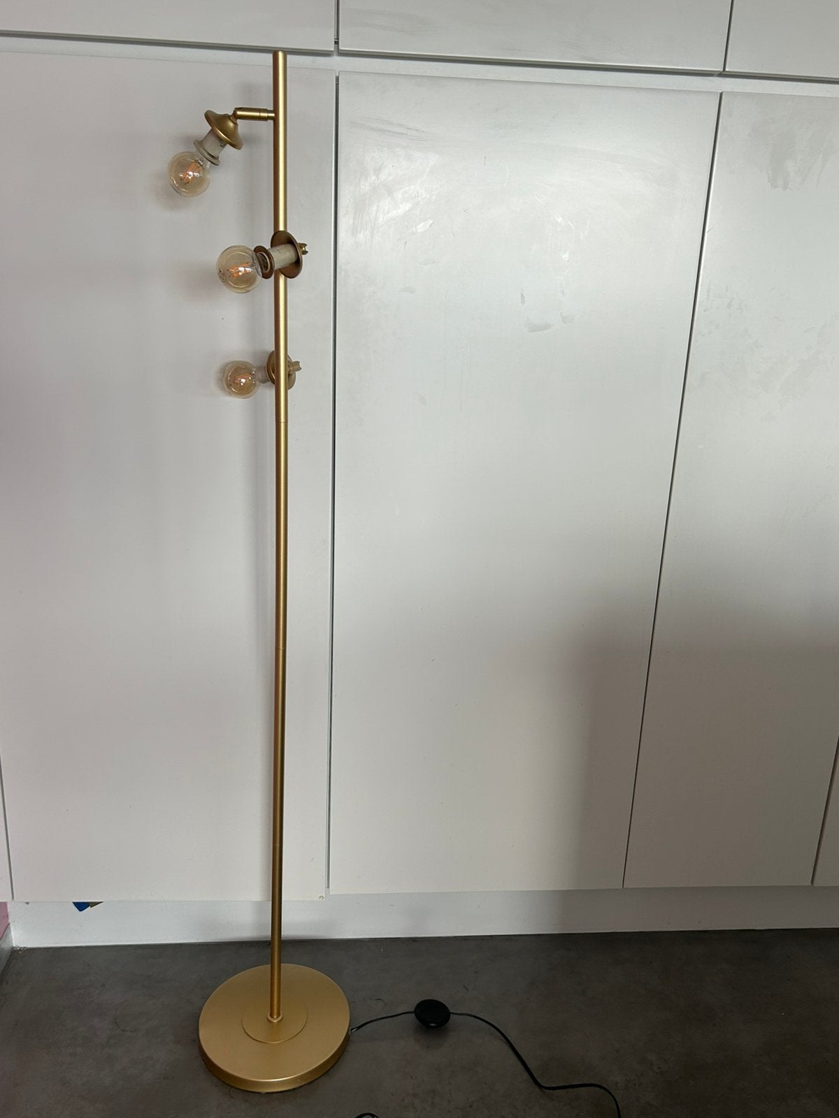 Lampadaire vintage doré à 3 spots orientables, Maison & Meubles, Enlèvement, Comme neuf, Métal