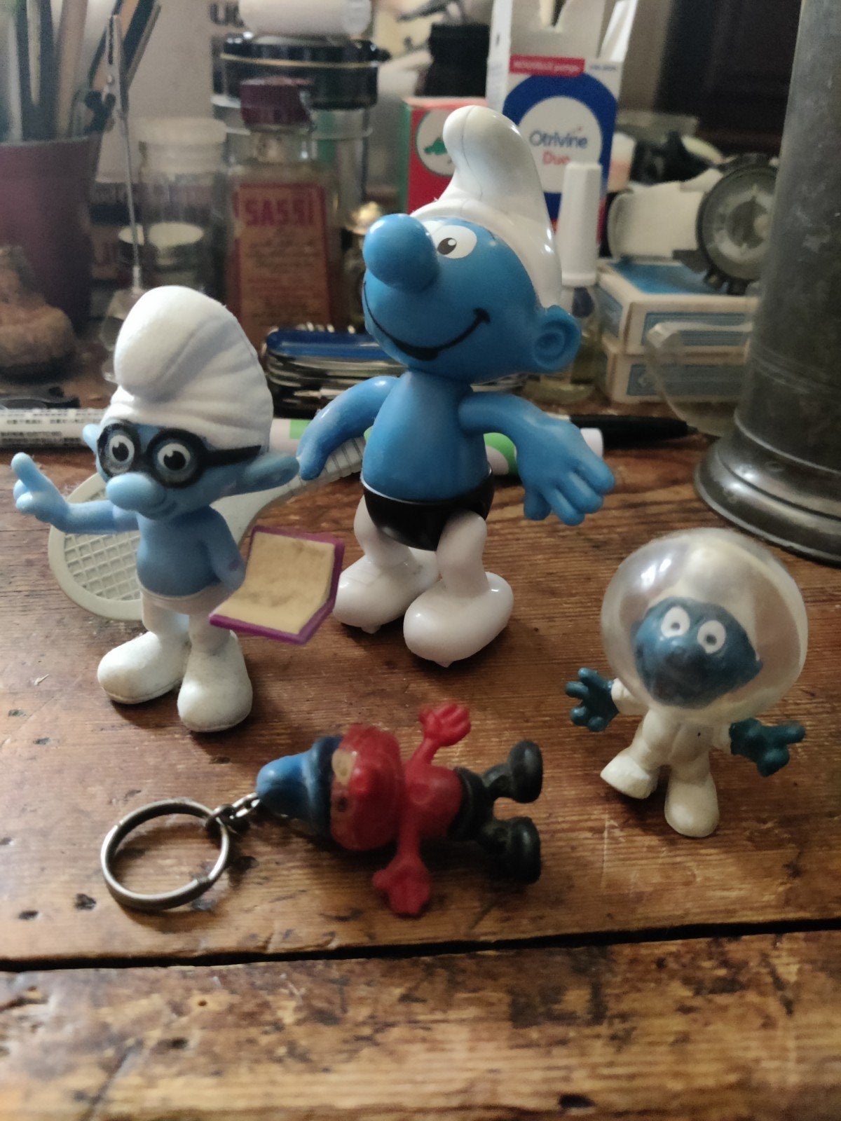 Vier smurfjes, eentje 1965, en rood blauw Milkana., Verzenden