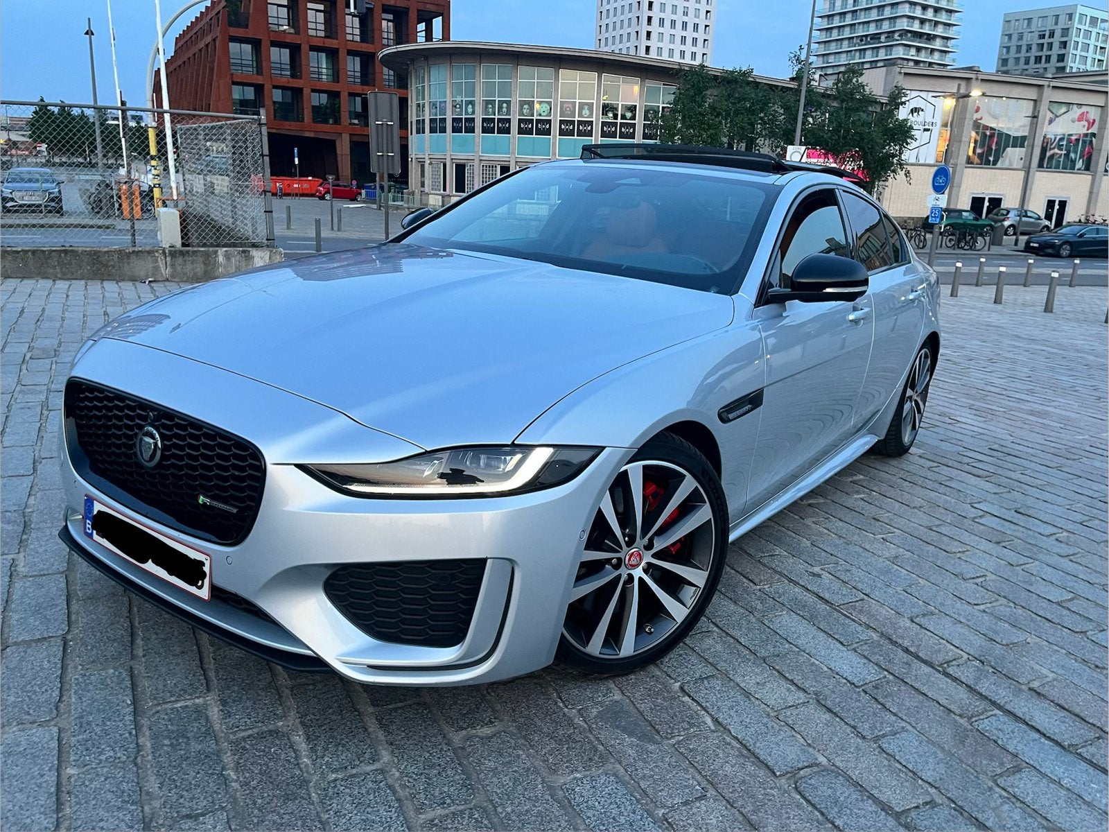 JAGUAR XE GARANTIE R-Dynamic mild-hybride, Autos, Cuir, Argent ou Gris, Entretenue par le concessionnaire, Automatique