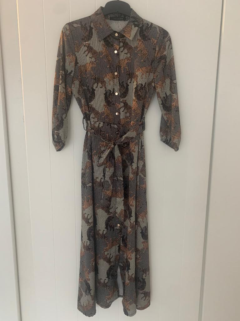 Robe longue, boutons, satin, motif tigre, ruban, Neuf, Enlèvement ou Envoi, Autres couleurs, Taille 36 (S)