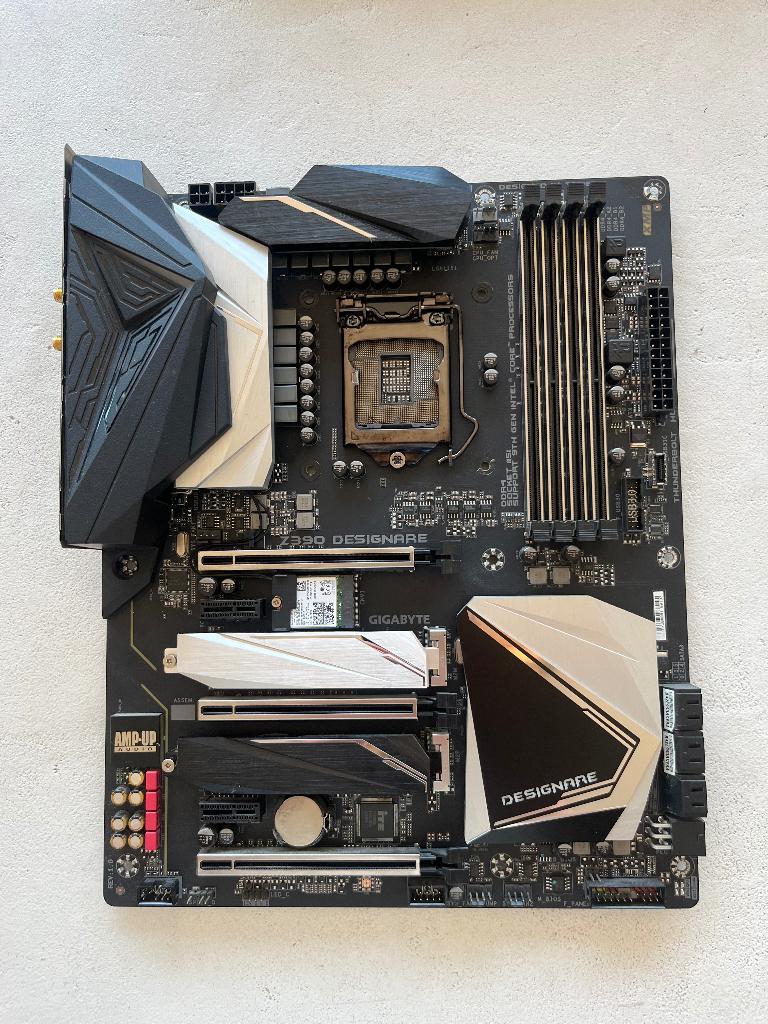 Gigabyte Z390 Designare – LGA1151 – defect, Computers en Software, Moederborden, Gebruikt, LGA 1151, Ophalen of Verzenden, ATX
